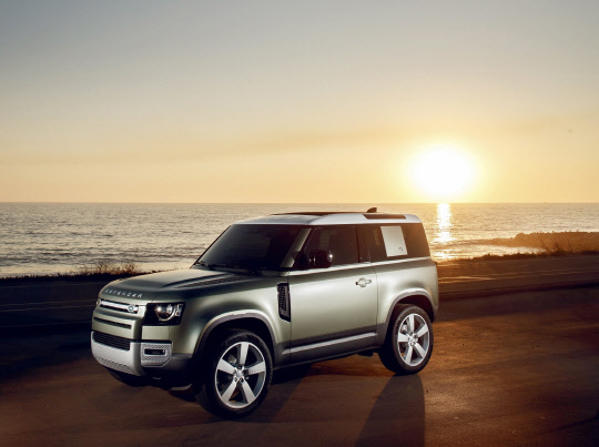 랜드로버 '올 뉴 디펜더 90'.<재규어랜드로버코리아 제공>